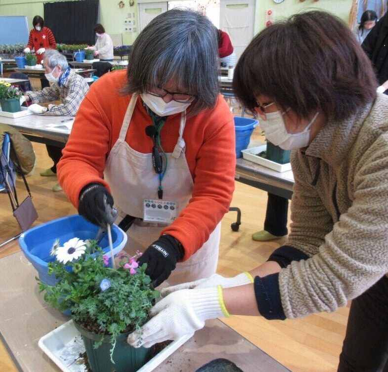 春の寄せ植え講座の様子