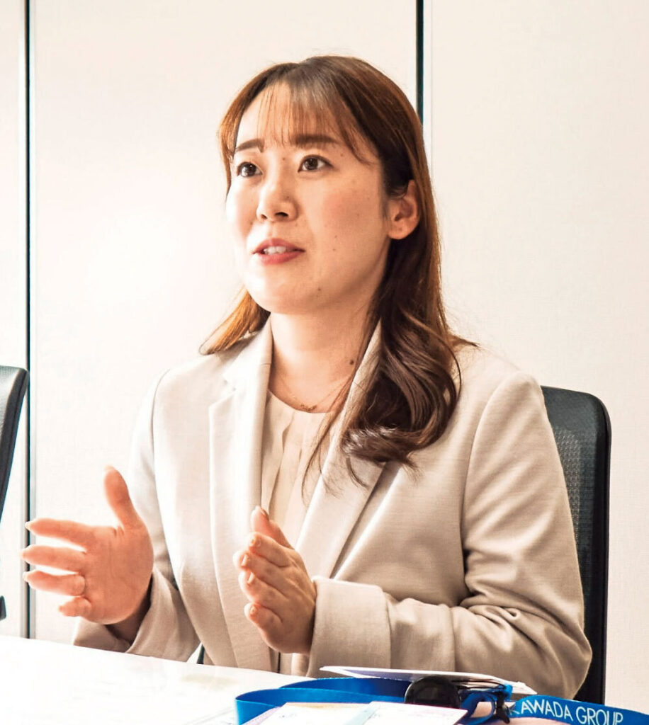 川田テクノロジーズ社長室の吉﨑優花氏がインタビューに答えている様子